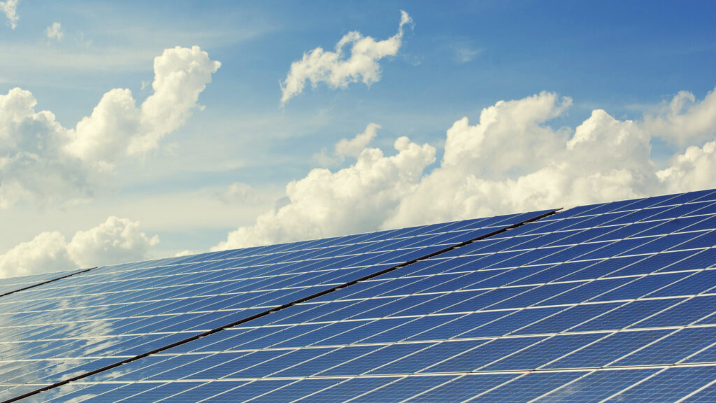 Ombrières photovoltaïques de parking : découvrez les différents modes de valorisation de l’énergie produite