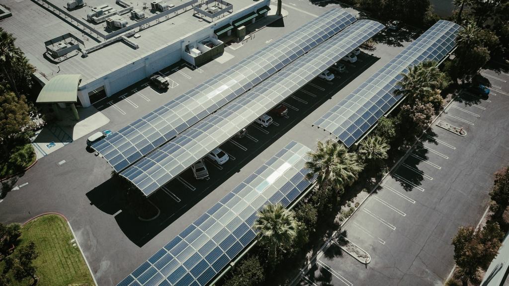 Ombrières photovoltaïques de parking : les règles à suivre