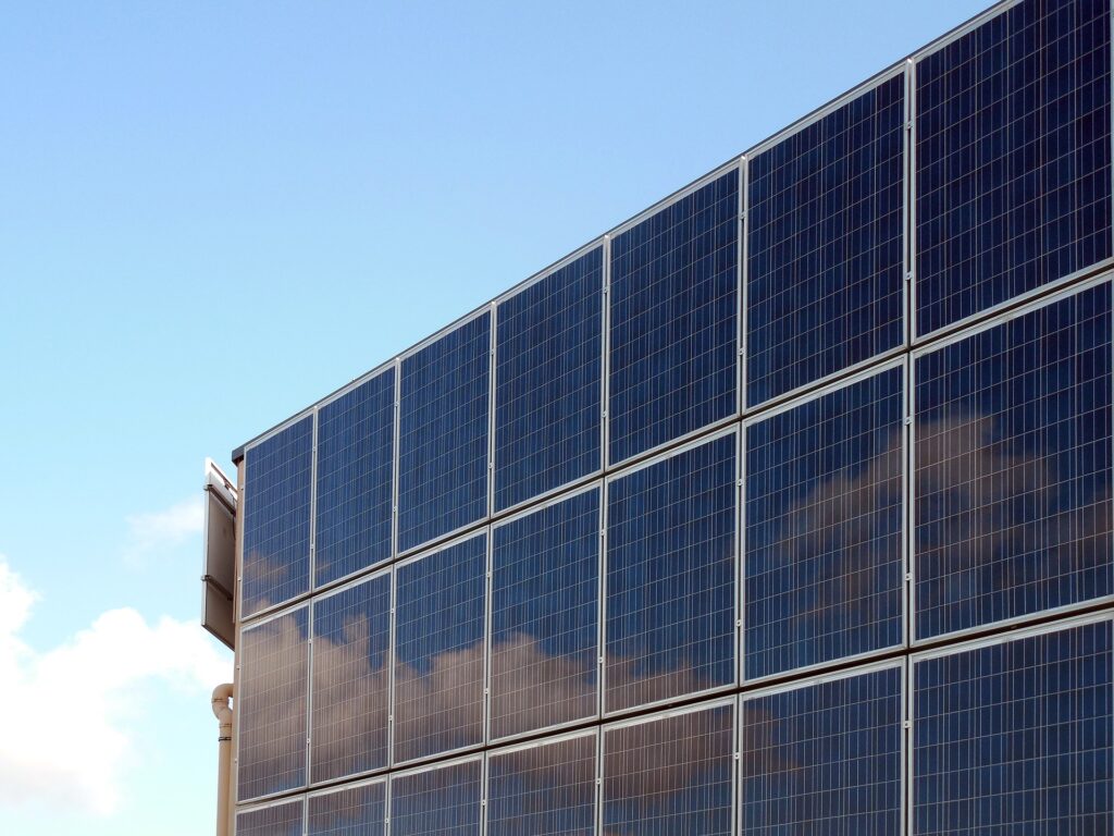 Installation sur les parkings d'ombrières photovoltaïques : le Sénat adopte un nouvel article de loi