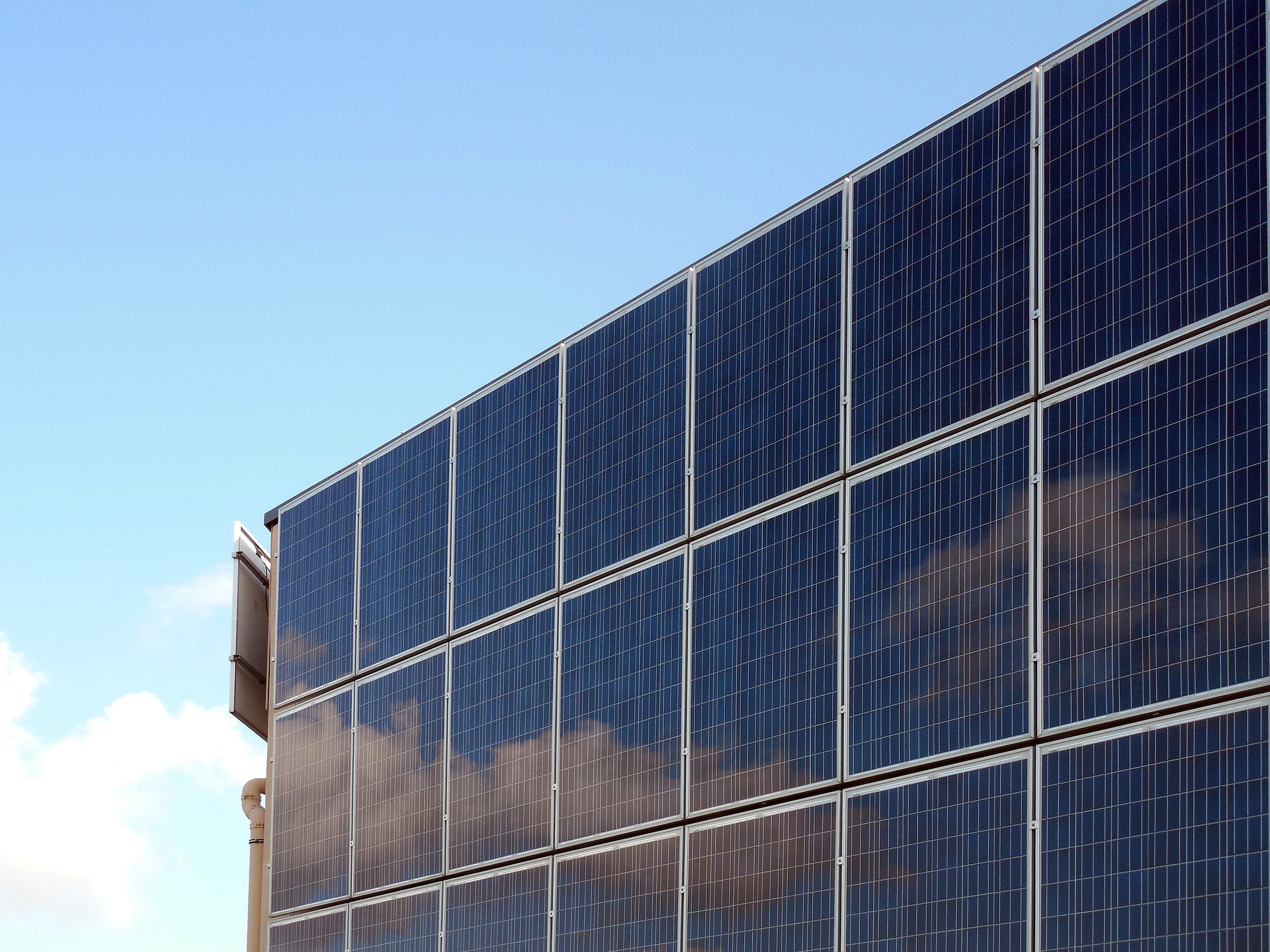 Installation sur les parkings d'ombrières photovoltaïques : le Sénat adopte un nouvel article de loi
